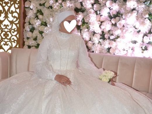 Sara en robe Bridal Glow et hijab le jour de son mariage