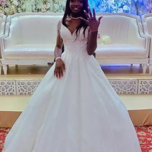 Mariée Bridal Glow dans une salle de réception
