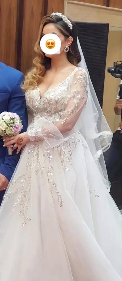 Nada en robe Bridal Glow brodée le jour de son mariage