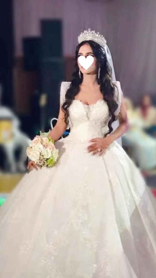 Kawtar en robe Bridal Glow bouffante le jour de son mariage