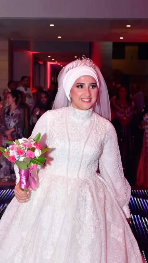 Nouhaila en robe Bridal Glow et hijab avec bouquet