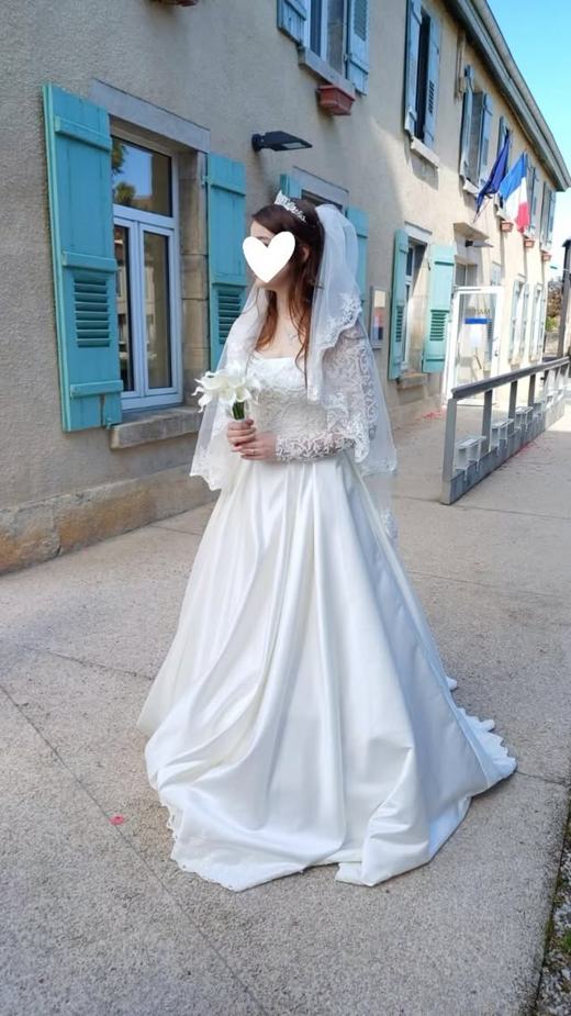 Mariée Bridal Glow en robe satinée dans la rue à Rabat