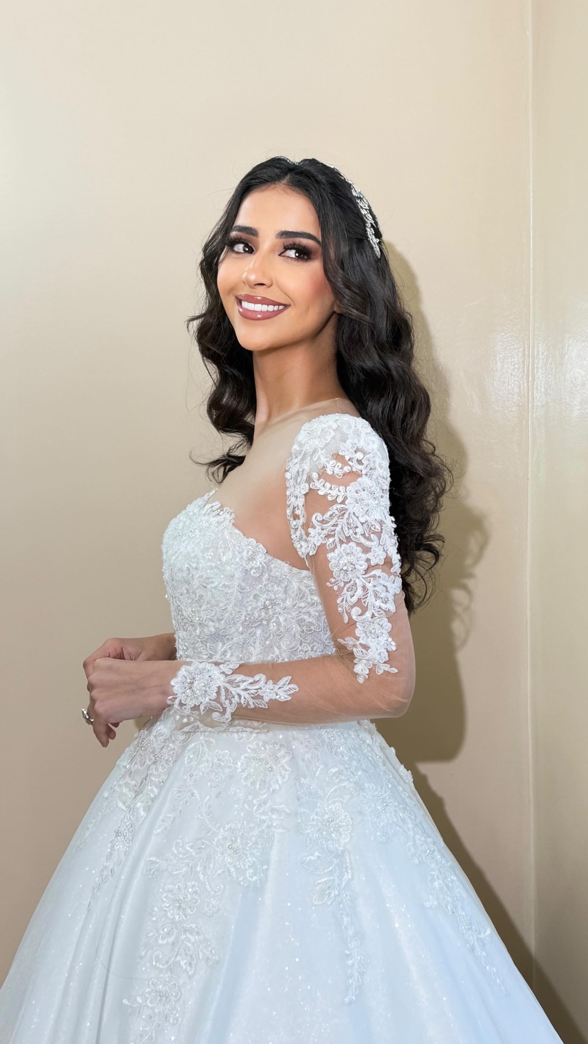 Robe de mariée à manches dentelle — Bridal Glow Rabat